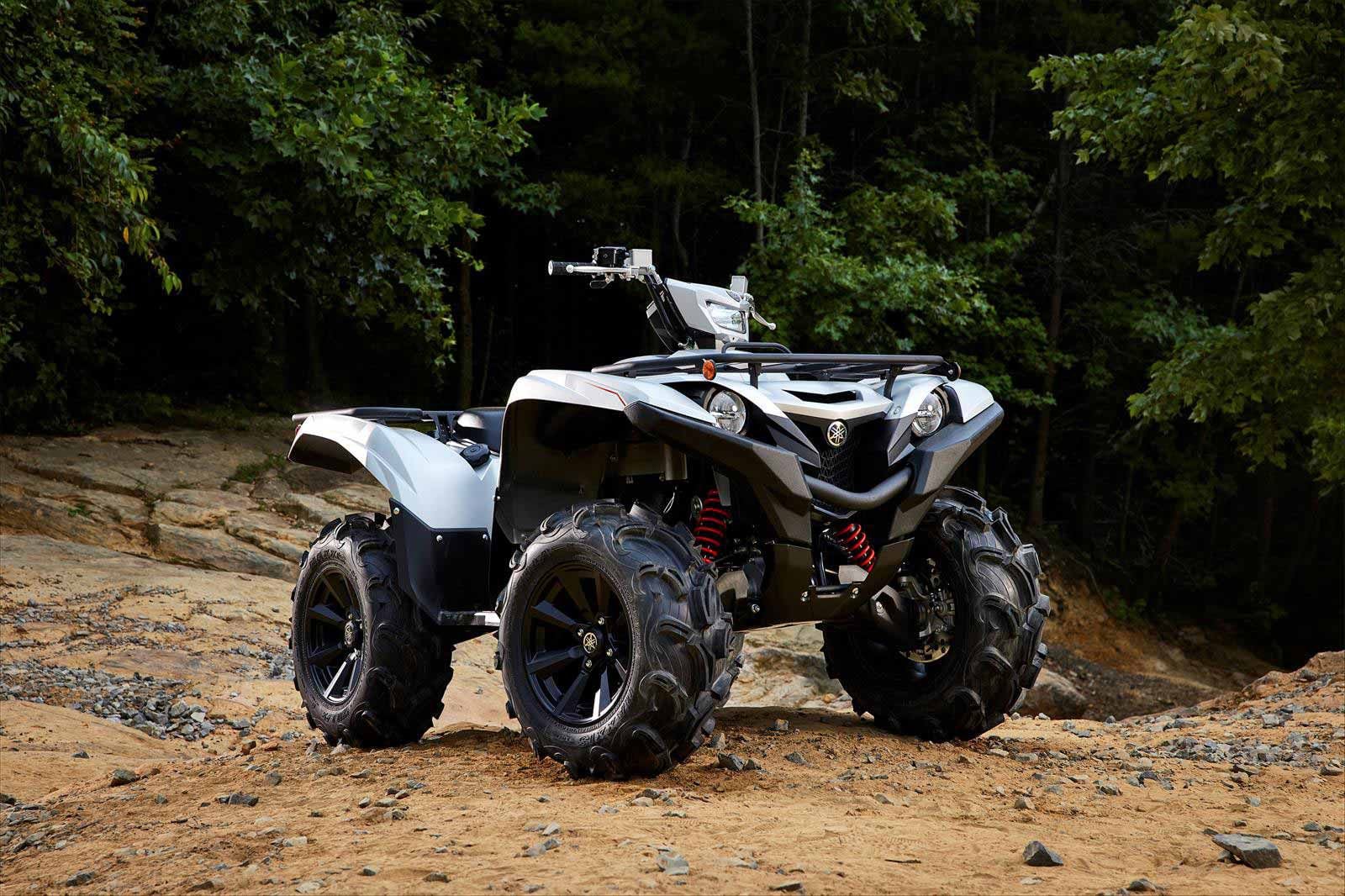 The 2022 Grizzly EPS SE receives upgrades like Maxxis Zilla tires on 14-inch aluminum wheels and Matte Silver painted bodywork.