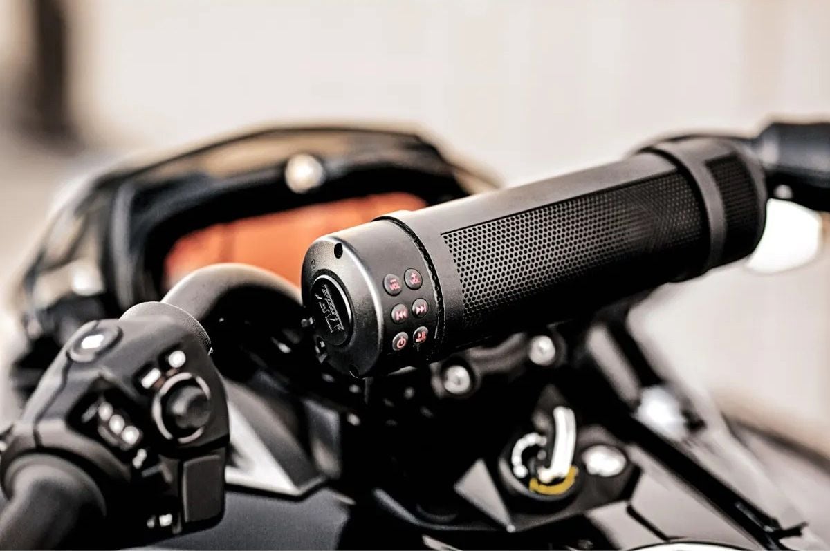 Can-Am’s sound bar is compatible with all Can-Am ATVs (G2, G2L, and G2S). The only restriction is that it’s not compatible with the XT handlebar protector kit.